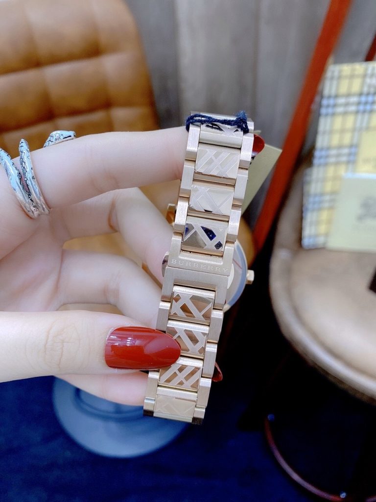 Đồng hồ Burberry dây kim loại