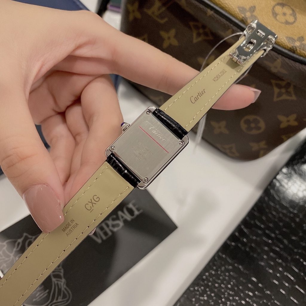 Đồng hồ Cartier nữ mặt vuông