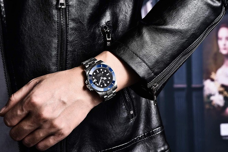 GIẢI MÃ DÒNG CHỮ STAINLESS STEEL TRÊN ĐỒNG HỒ ĐEO TAY