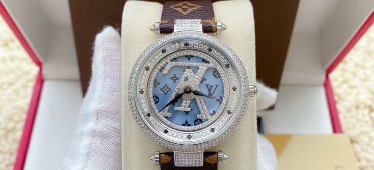 Đồng hồ Louis Vuitton nữ dây da