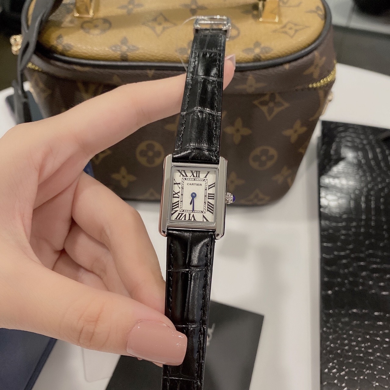 Đồng hồ Cartier nữ giá rẻ Đồng hồ Cartier nữ giá rẻ
