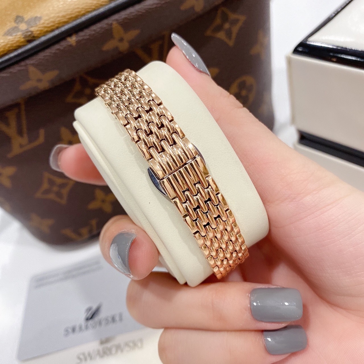 Đồng hồ Swarovski nữ dây kim loại Đồng hồ Swarovski nữ dây kim loại