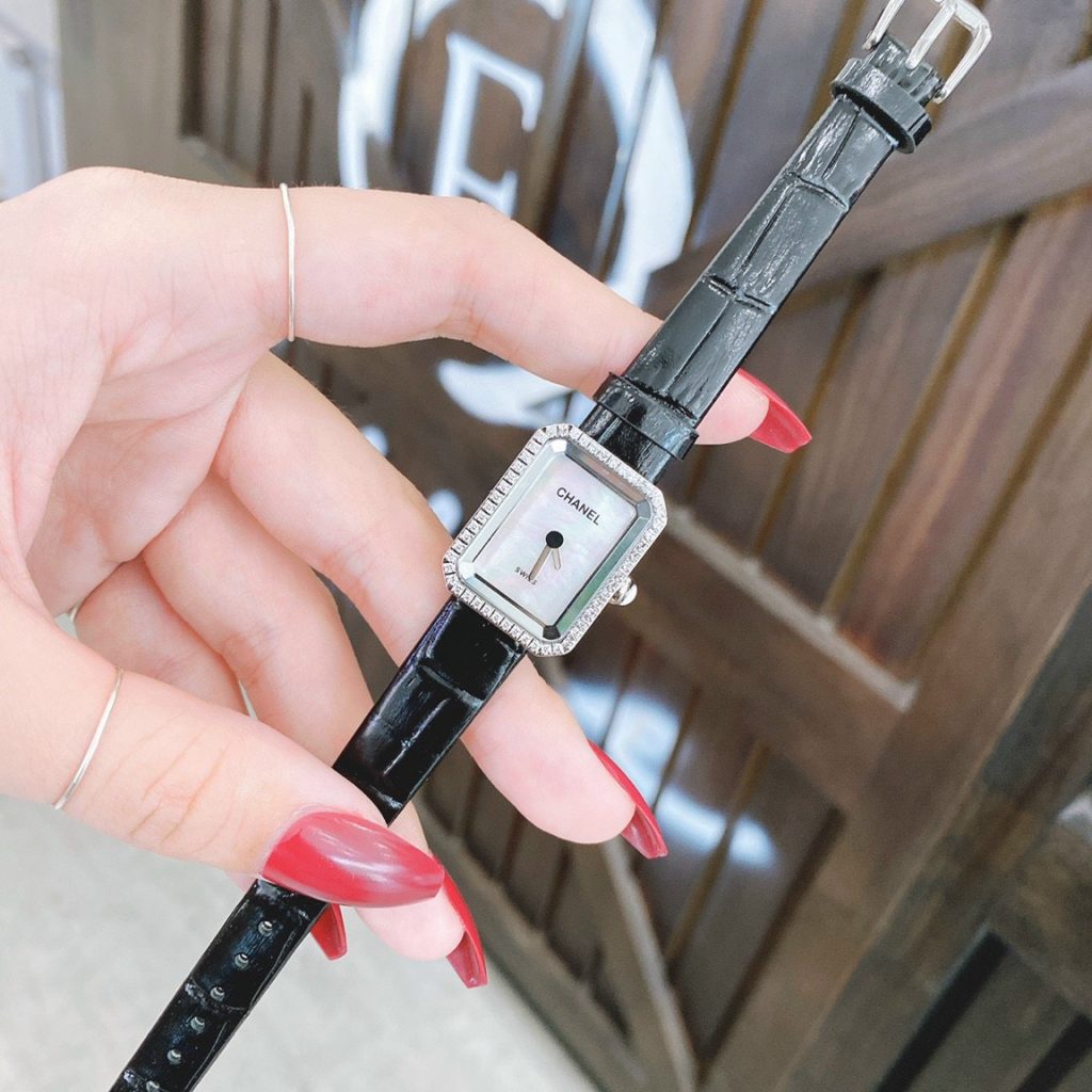 Đồng hồ Chanel nữ dây da