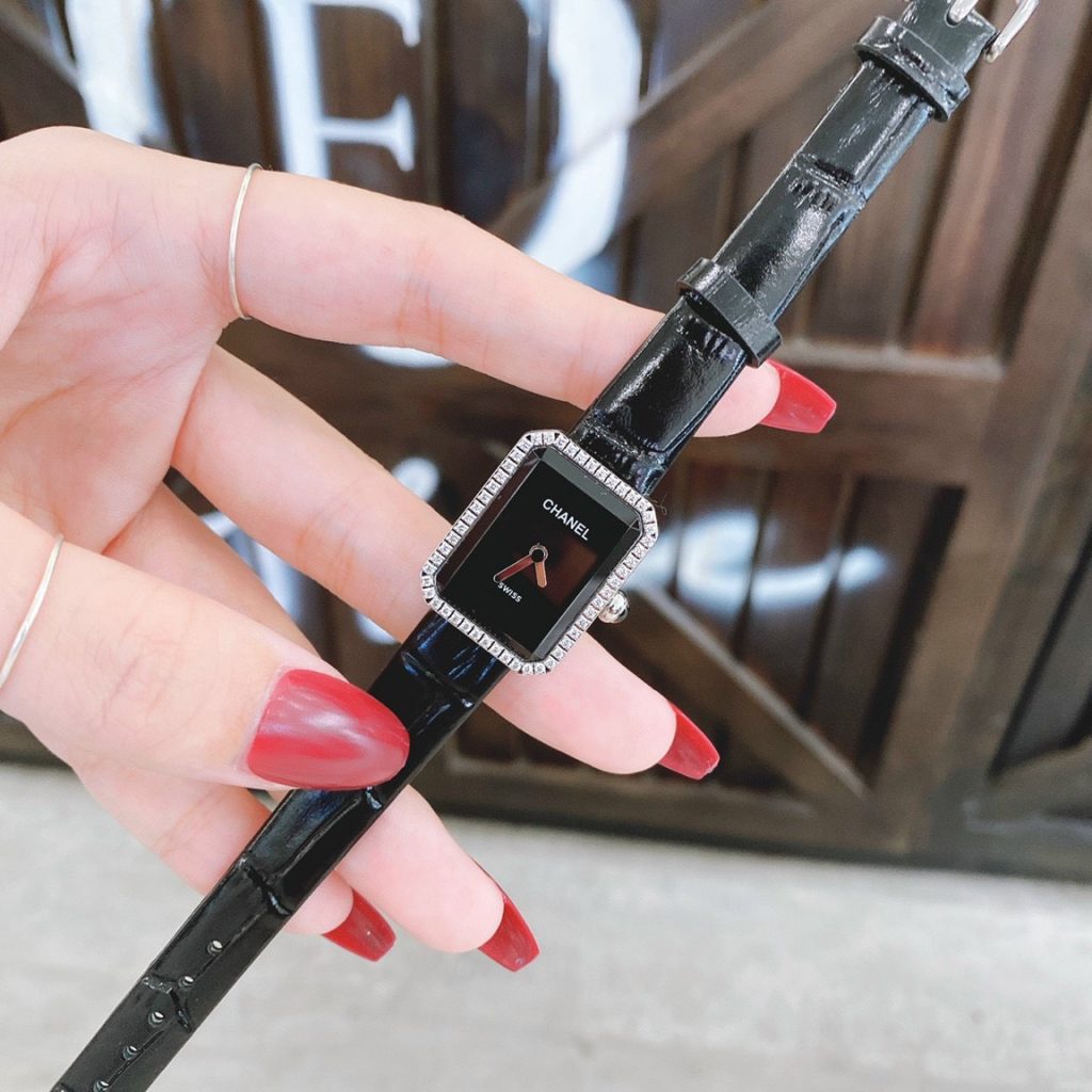 Đồng hồ Chanel nữ dây da màu đen