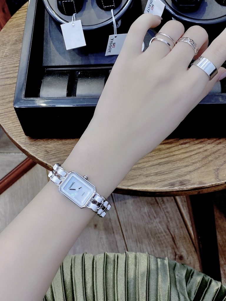 Đồng hồ Chanel nữ mặt chữ nhật