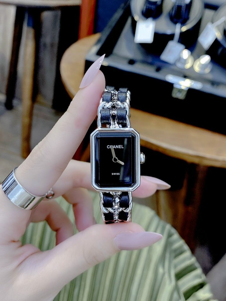 Đồng hồ Chanel nữ mặt chữ nhật