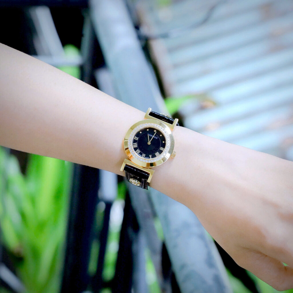 Đồng hồ Versace nữ siêu cấp Versace Vanity đính đá dây da màu đen 35mm (1)