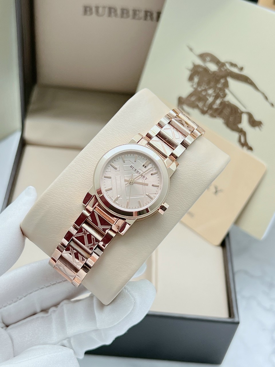 Đồng hồ Burberry nữ mặt tròn Đồng hồ Burberry nữ mặt tròn