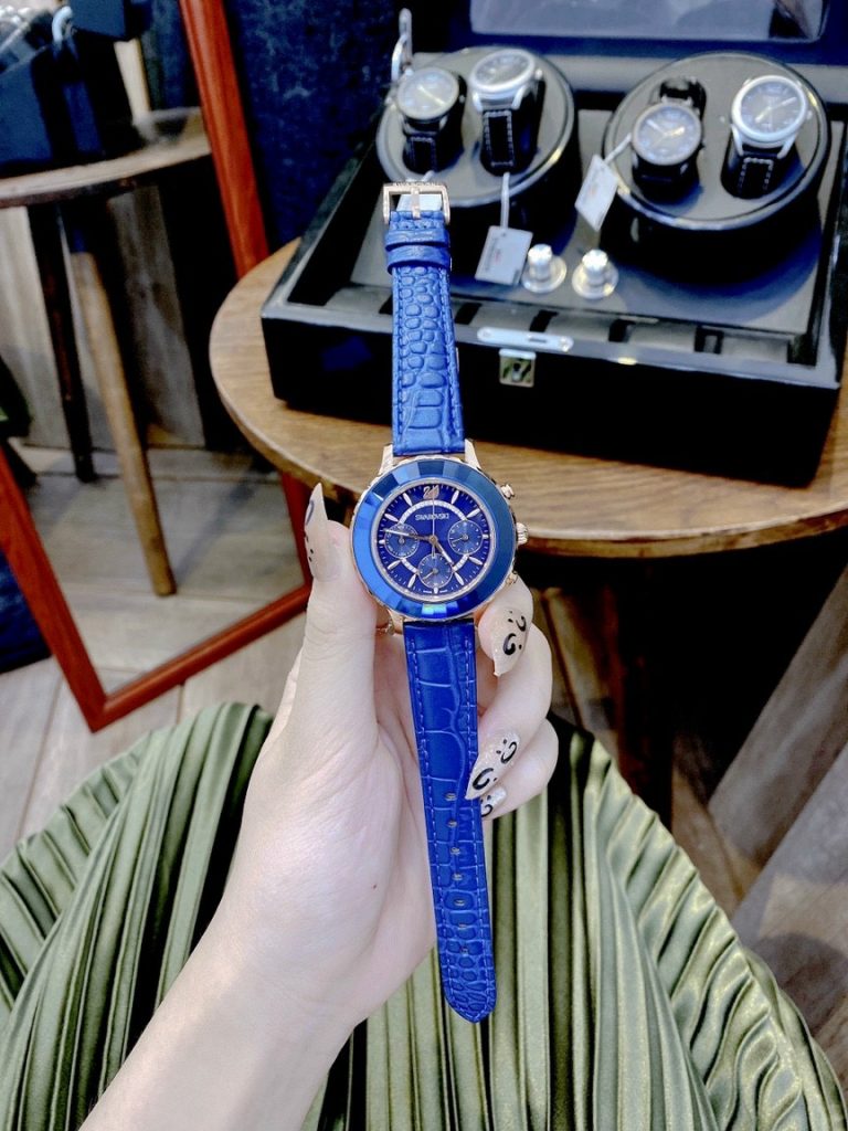 Đồng hồ Swarovski nữ dây da màu xanh dương