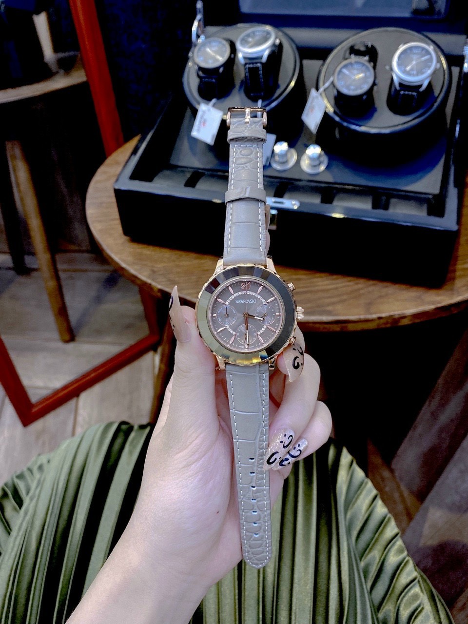 Đồng hồ Swarovski nữ mặt tròn Đồng hồ Swarovski nữ mặt tròn