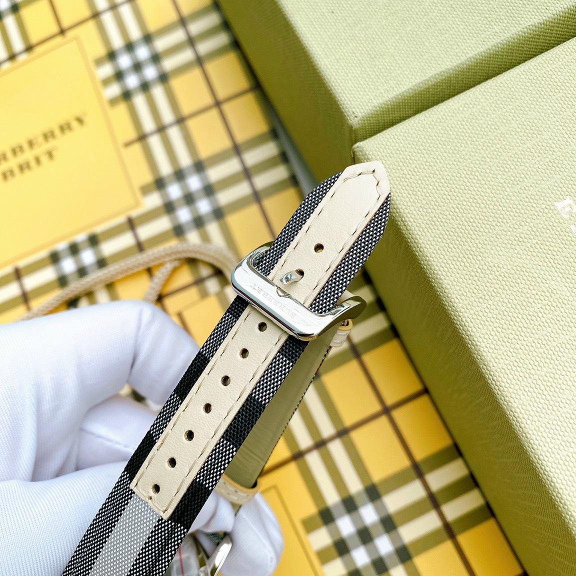 Đồng hồ cặp dây da Burberry Đồng hồ cặp dây da Burberry