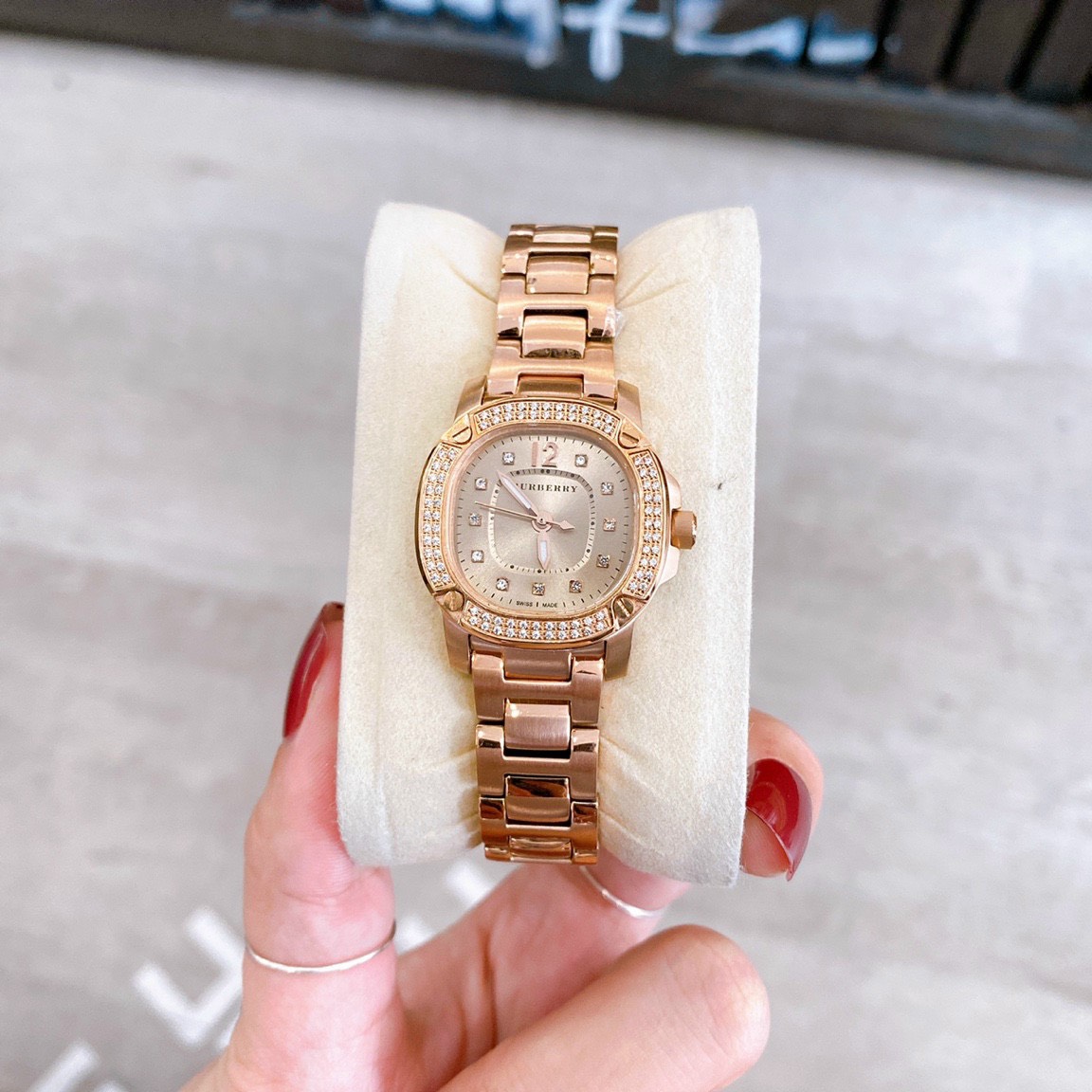 Đồng hồ Burberry nữ dây kim loại Đồng hồ Burberry nữ dây kim loại