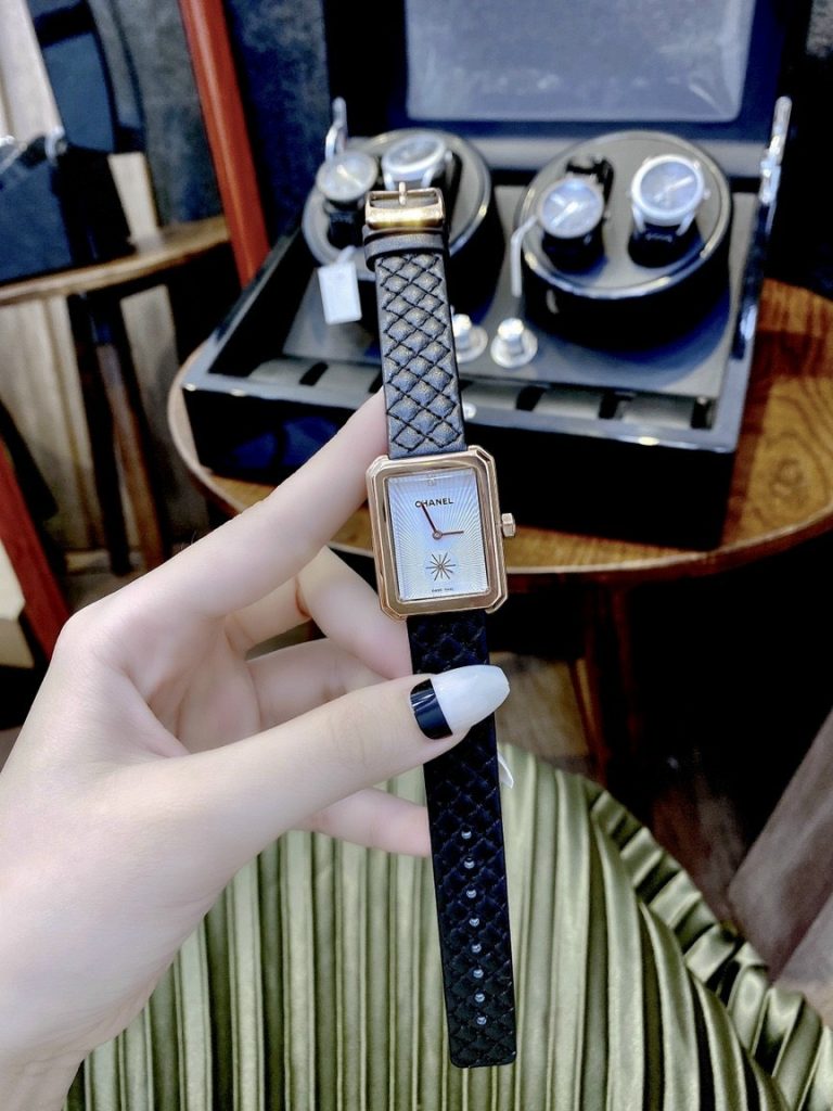 Đồng hồ Chanel nữ dây da