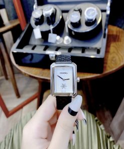 Đồng hồ Chanel nữ dây da màu đen