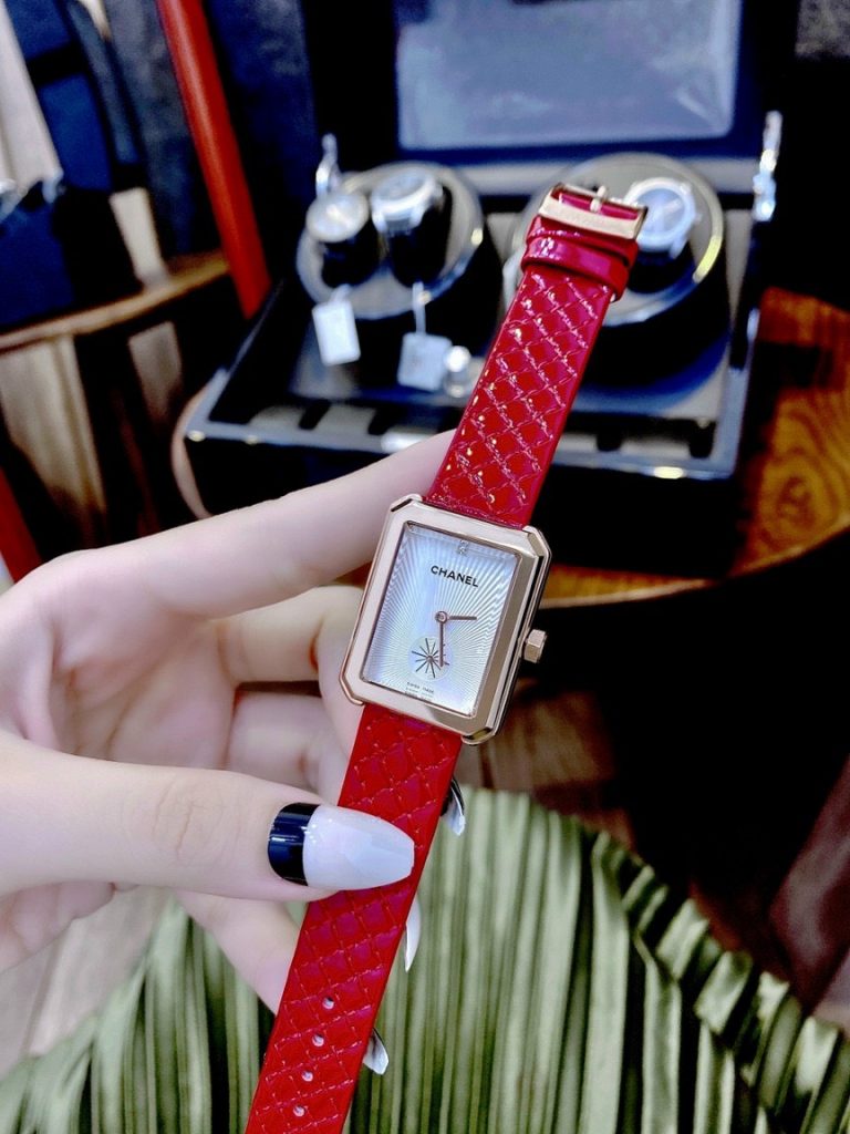 Đồng hồ Chanel nữ dây da màu đỏ