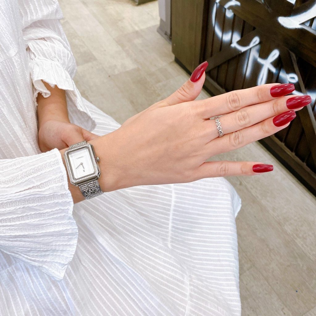 Đồng hồ Chanel nữ dây kim loại