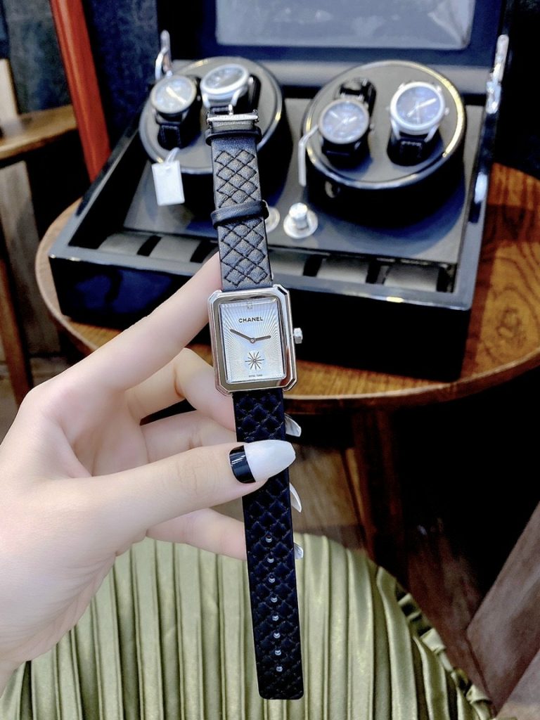 Đồng hồ Chanel nữ mặt chữ nhật