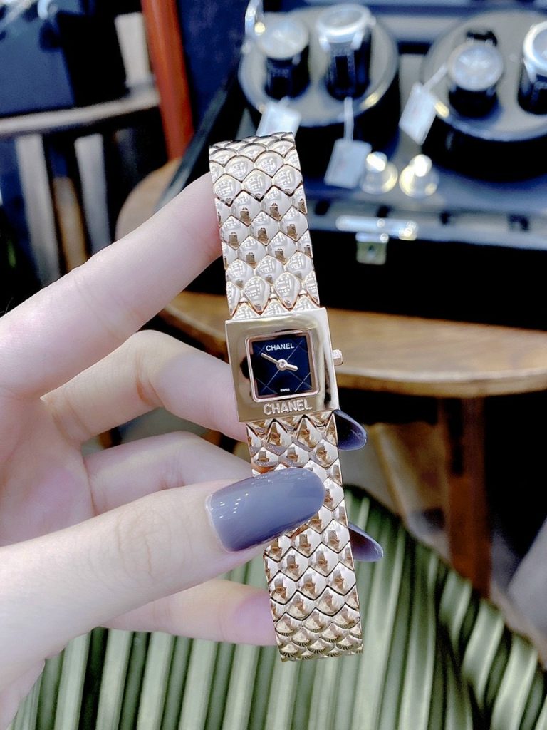 Đồng hồ Chanel nữ mặt vuông