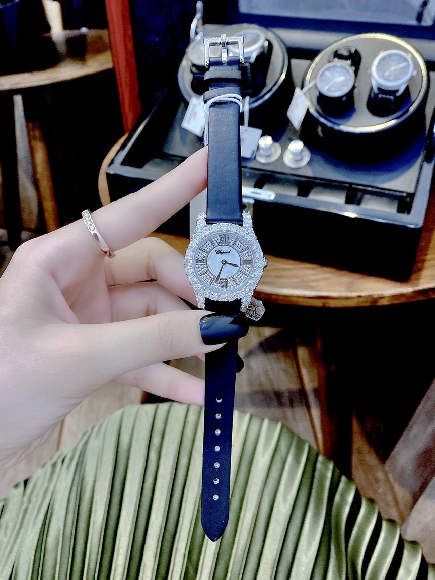 Đồng hồ Chopard nữ dây da màu đen Đồng hồ Chopard nữ dây da màu đen