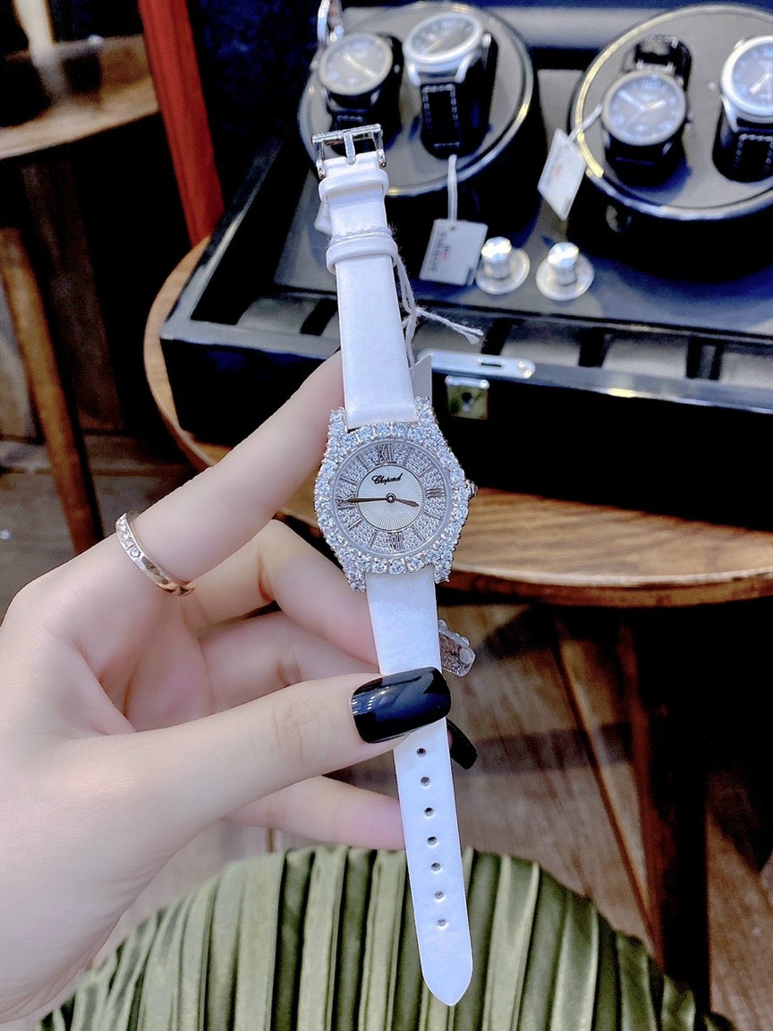 Đồng hồ Chopard nữ dây da màu trắng Đồng hồ Chopard nữ dây da màu trắng