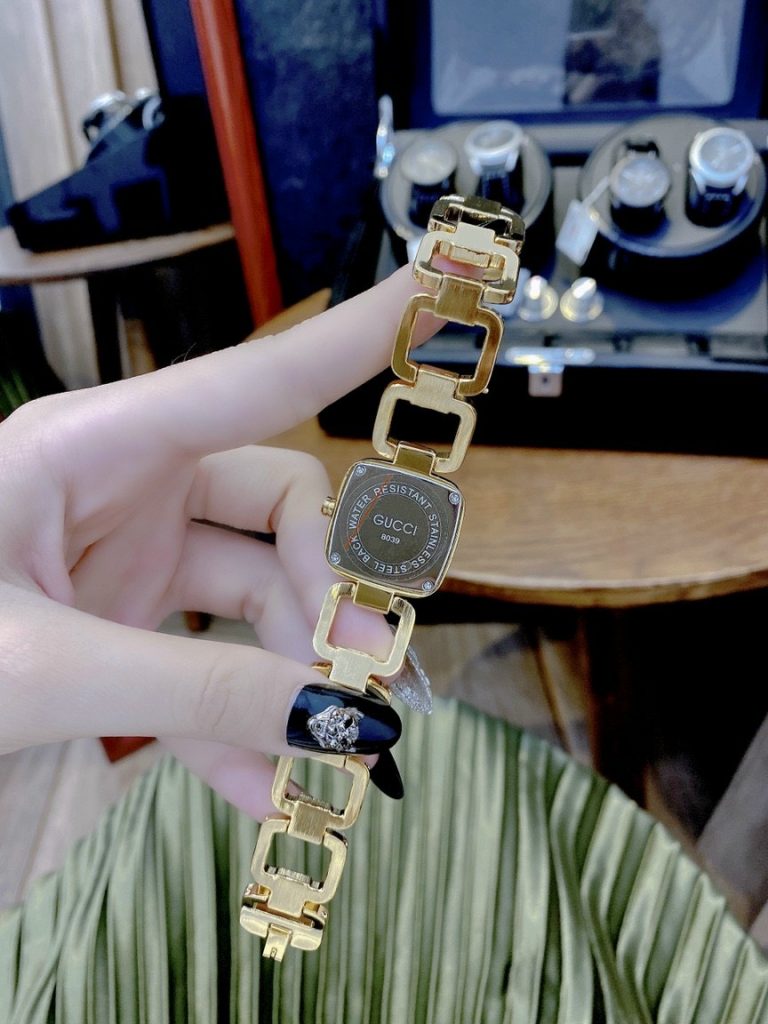 Đồng hồ Gucci mặt vuông