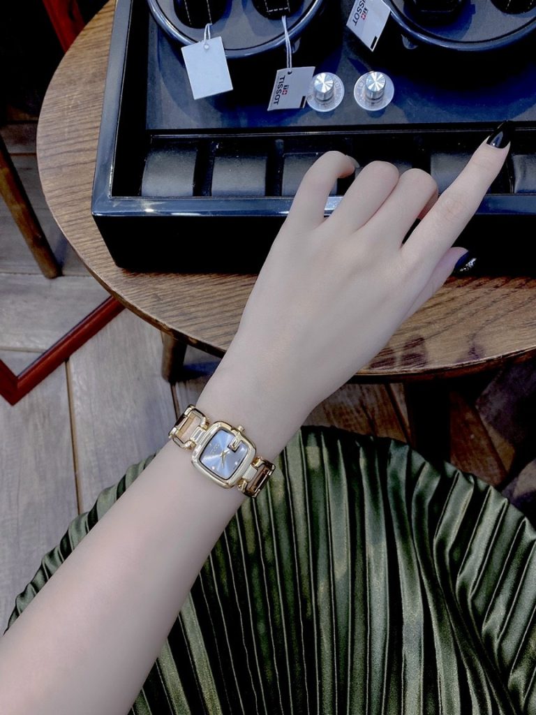 Đồng hồ Gucci nữ dây kim loại