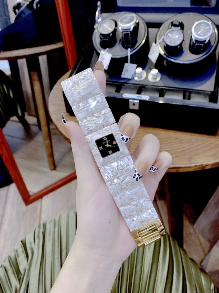 Đồng hồ Gucci nữ mặt vuông