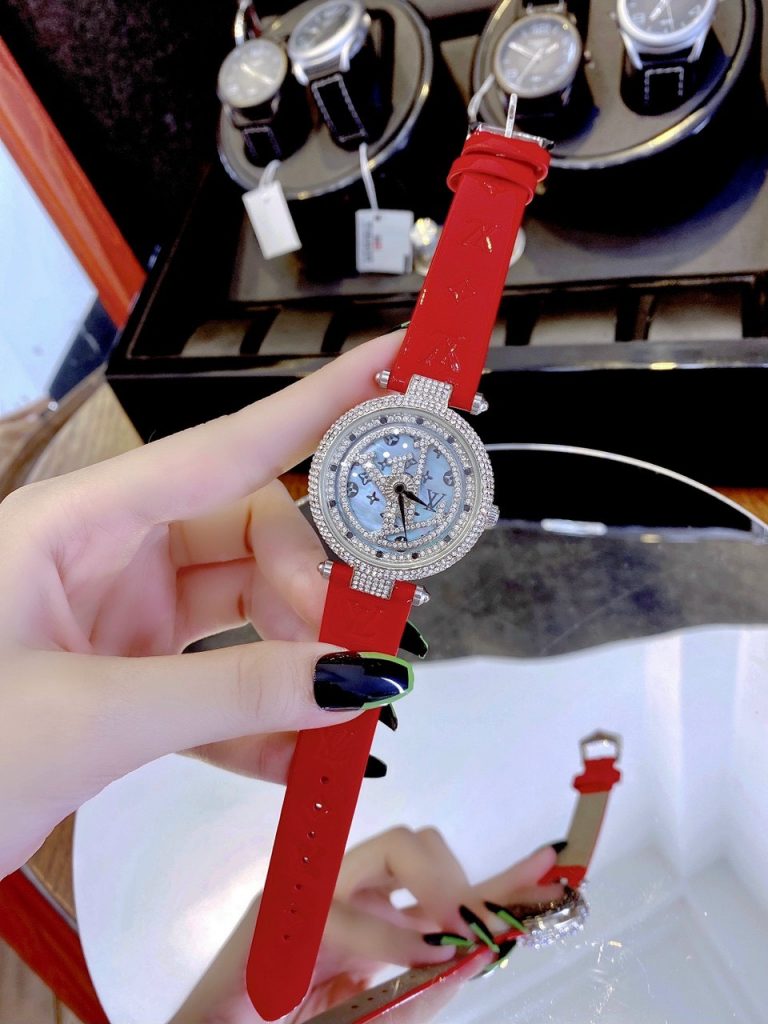 Đồng hồ Louis Vuitton nữ dây da màu đỏ