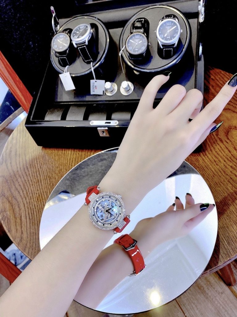 Đồng hồ Louis Vuitton nữ đính đá