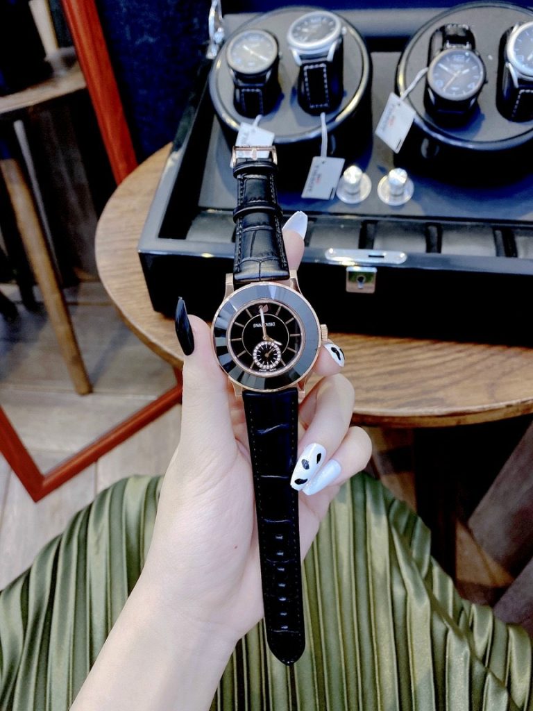 Đồng hồ Swarovski nữ dây da màu đen