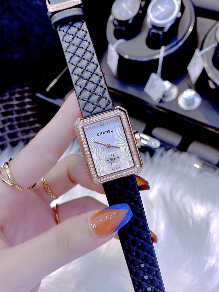 Đồng hồ Chanel nữ dây da màu đen