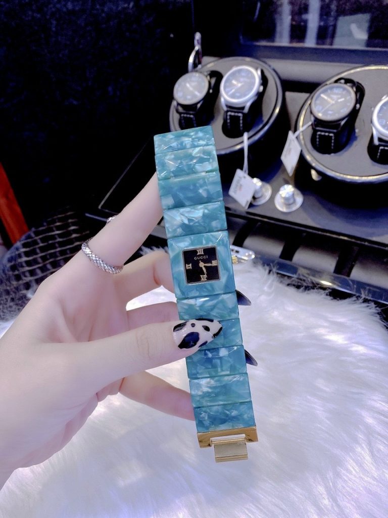 Đồng hồ Gucci nữ mặt vuông