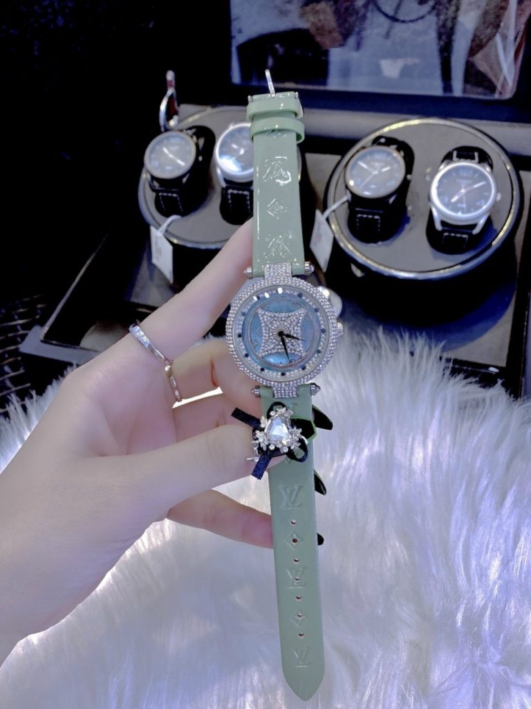 Đồng hồ Louis Vuitton nữ dây da màu xanh lá