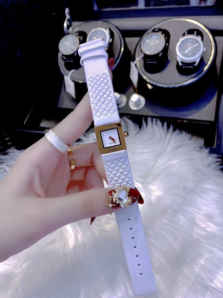 Đồng hồ nữ dây da Chanel