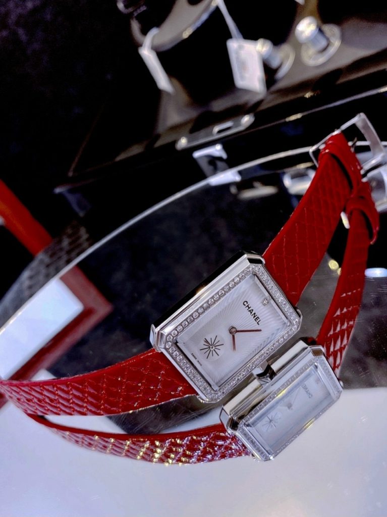 Đồng hồ nữ dây da Chanel