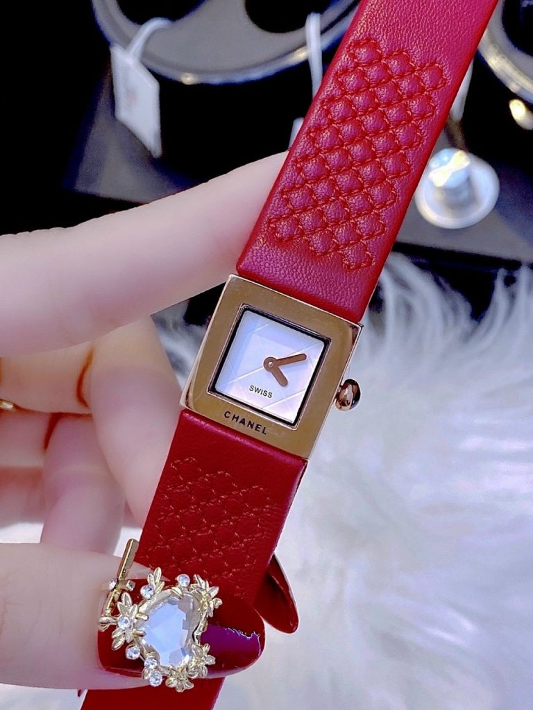 Đồng hồ nữ dây da màu đỏ chanel