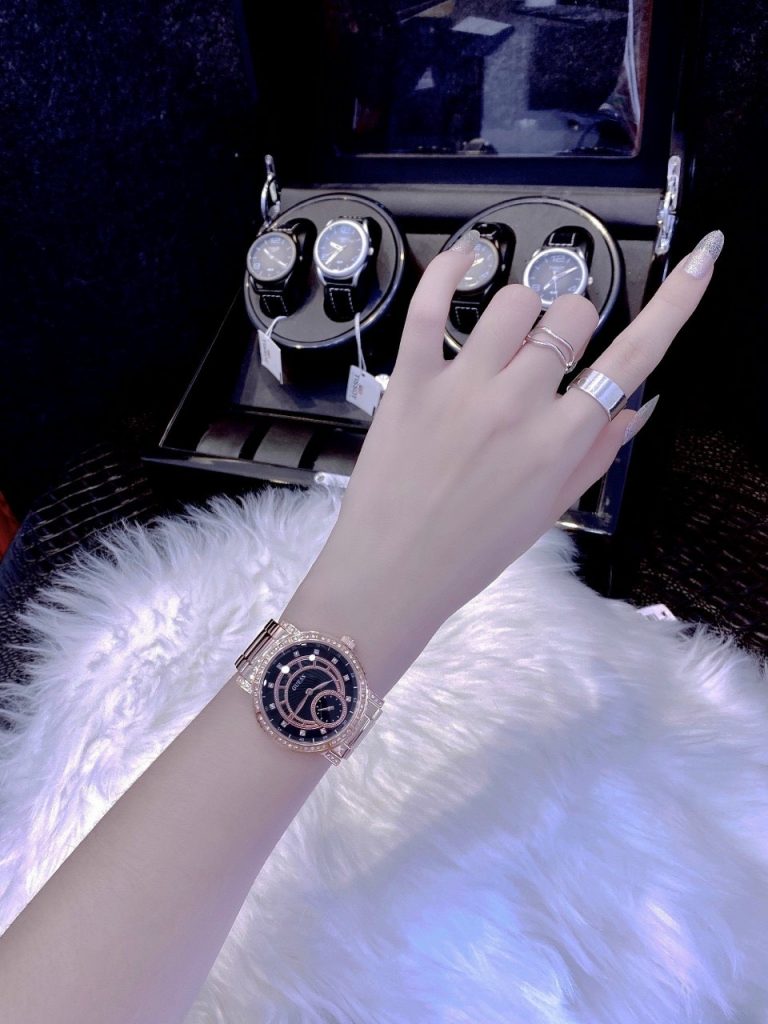 Đồng hồ nữ dây kim loại Guess