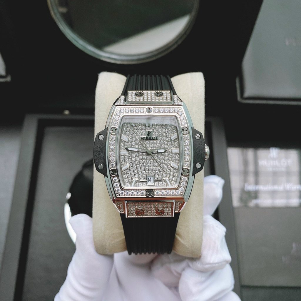 Đồng hồ dây cao su màu đen Hublot