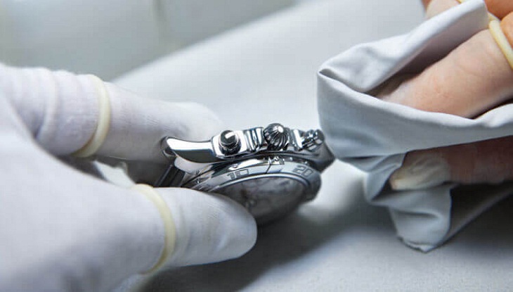 Cách đánh bóng đồng hồ dây kim loại