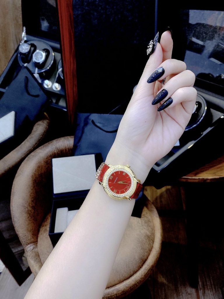 Đồng hồ Versace nữ dây da màu đỏ
