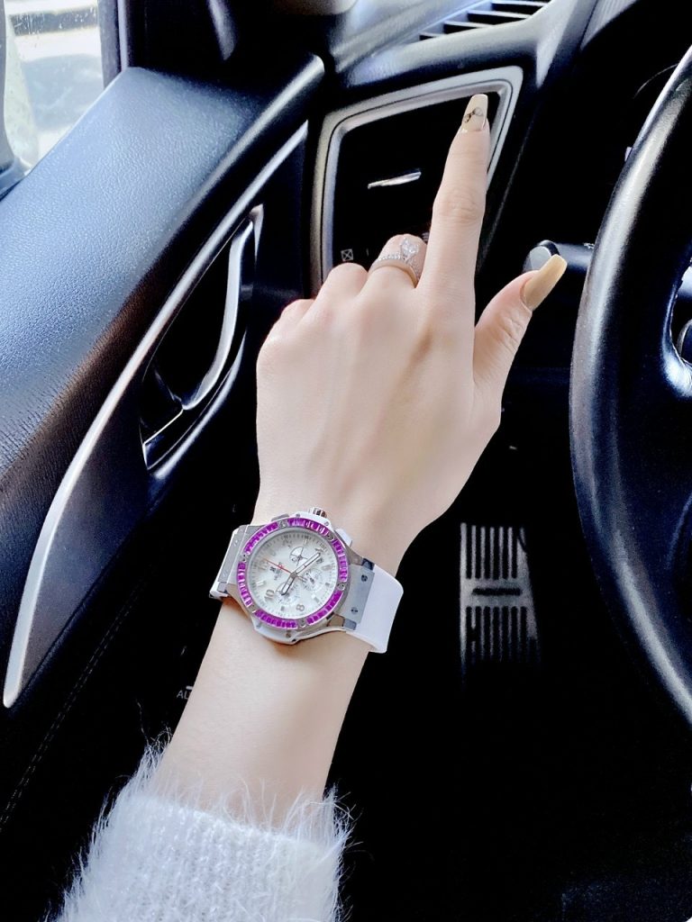 Đồng hồ Hublot màu trắng