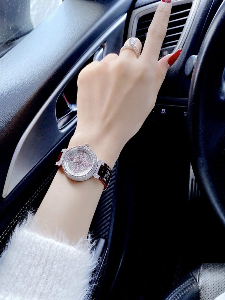 Đồng hồ Louis Vuitton đính đá