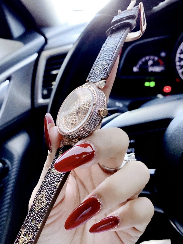 Đồng hồ Louis Vuitton nữ dây da