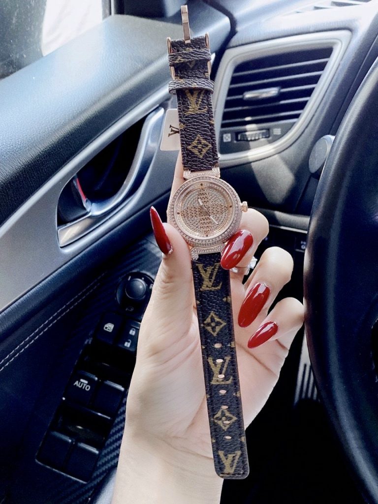 Đồng hồ Louis Vuitton nữ mặt tròn đính đá