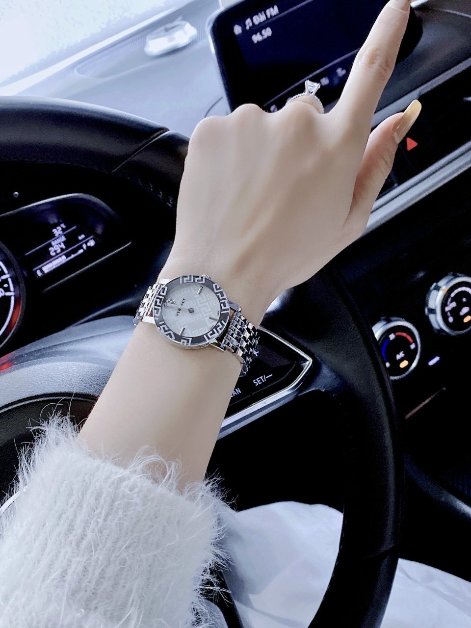 Đồng hồ nữ dây kim loại Versace Đồng hồ nữ dây kim loại Versace