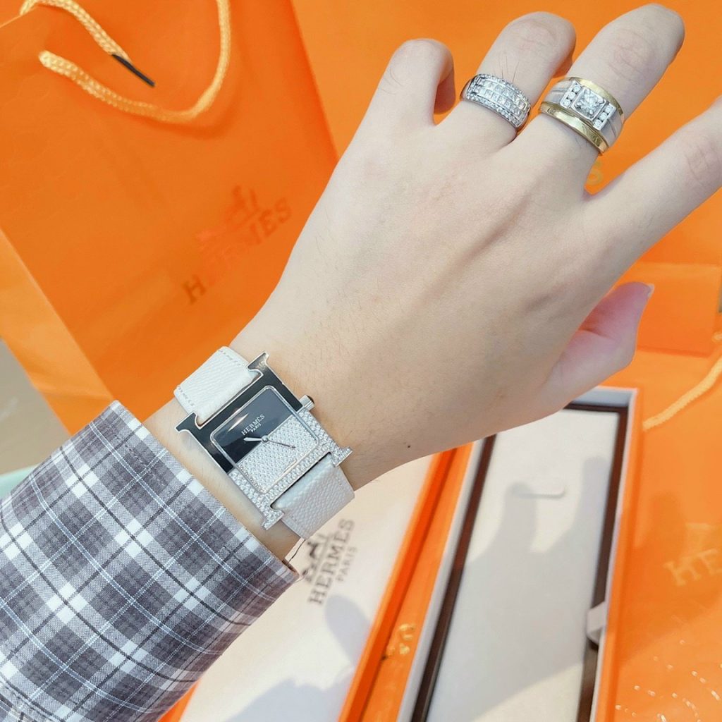 Đồng hồ Hermes mặt vuông đính đá