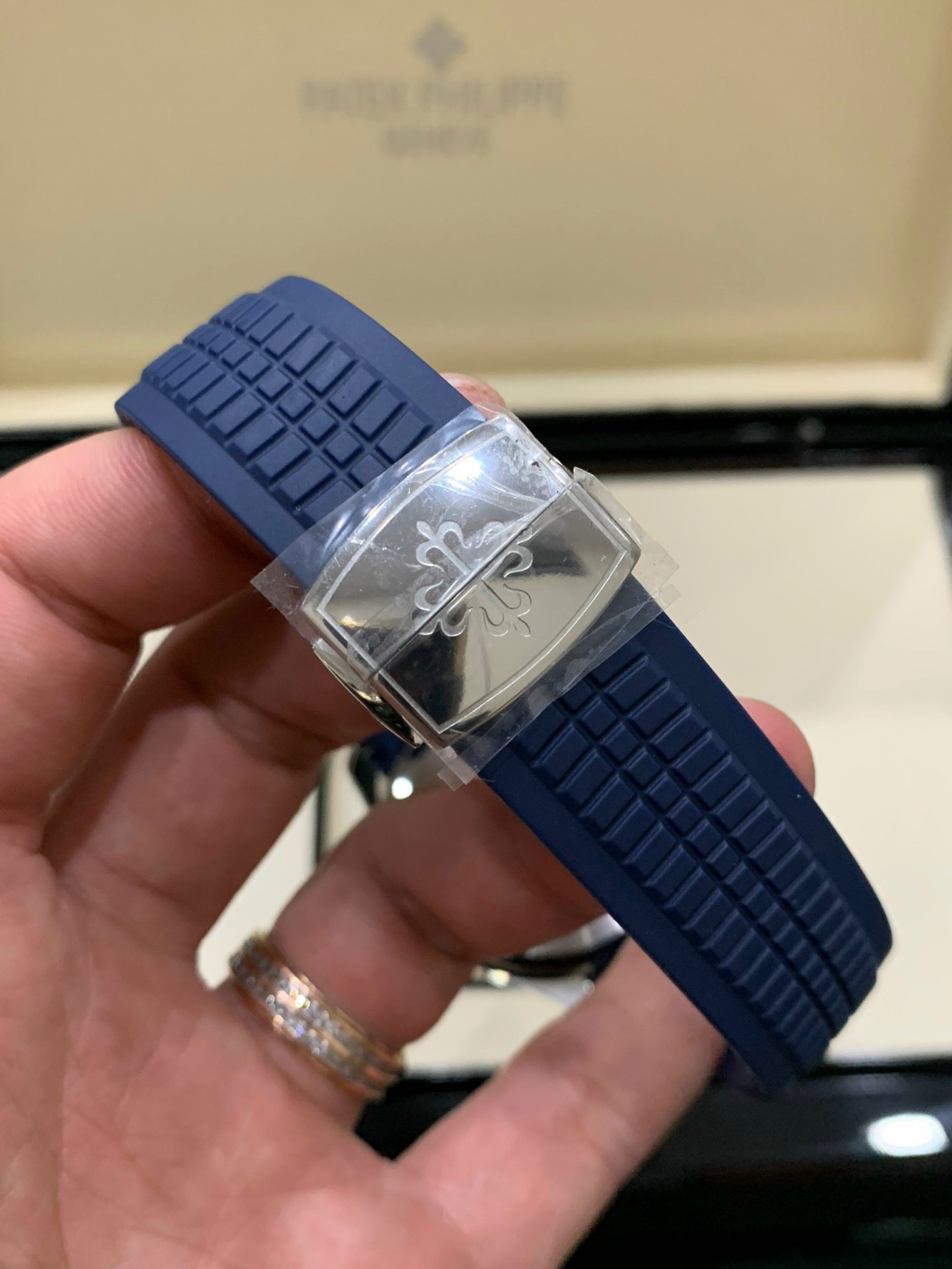 Đồng hồ Patek Philippe dây cao su màu xanh than