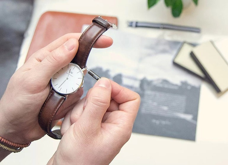 CÁCH GIỮ MẶT KÍNH ĐỒNG HỒ BỀN BỈ THEO THỜI GIAN