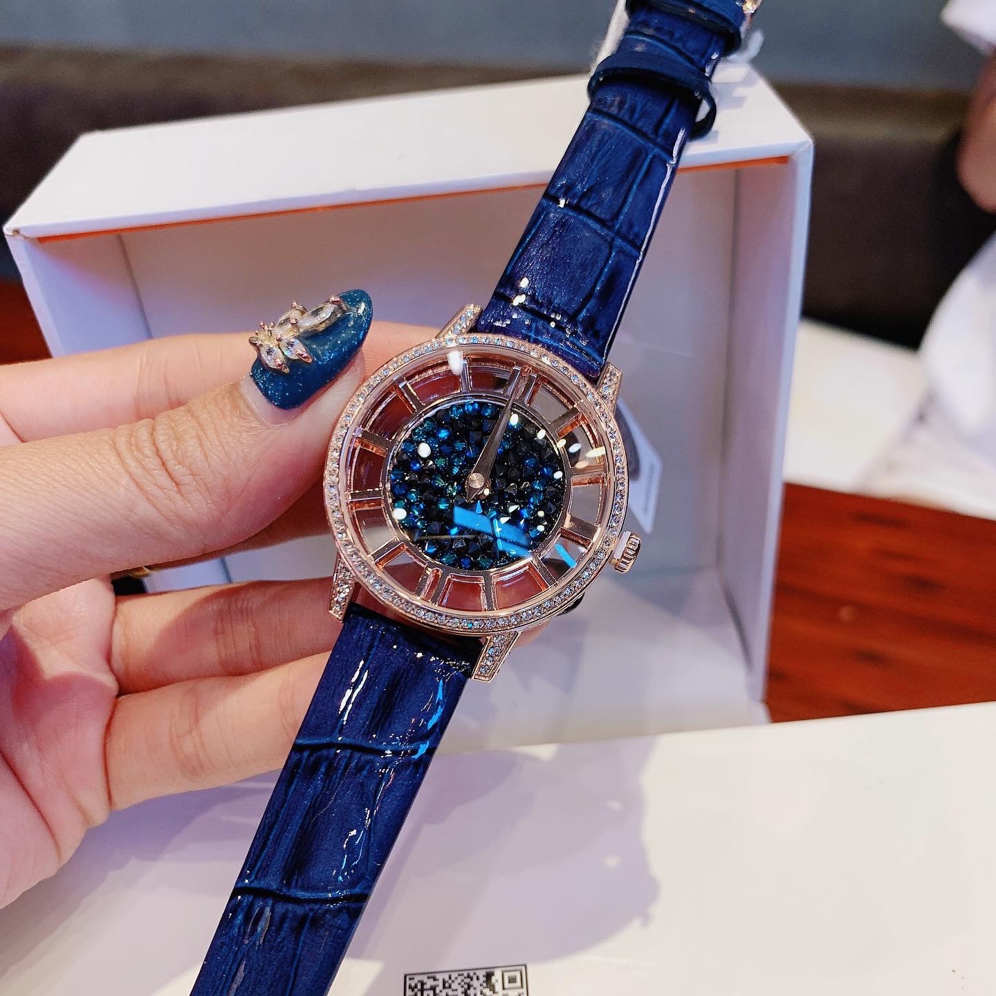 Đồng hồ Davena nữ dây da màu xanh dương Đồng hồ Davena nữ dây da màu xanh dương