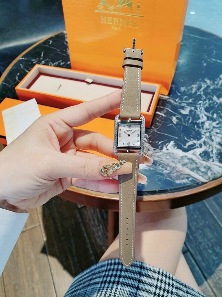 Đồng hồ Hermes nữ dây da màu xám
